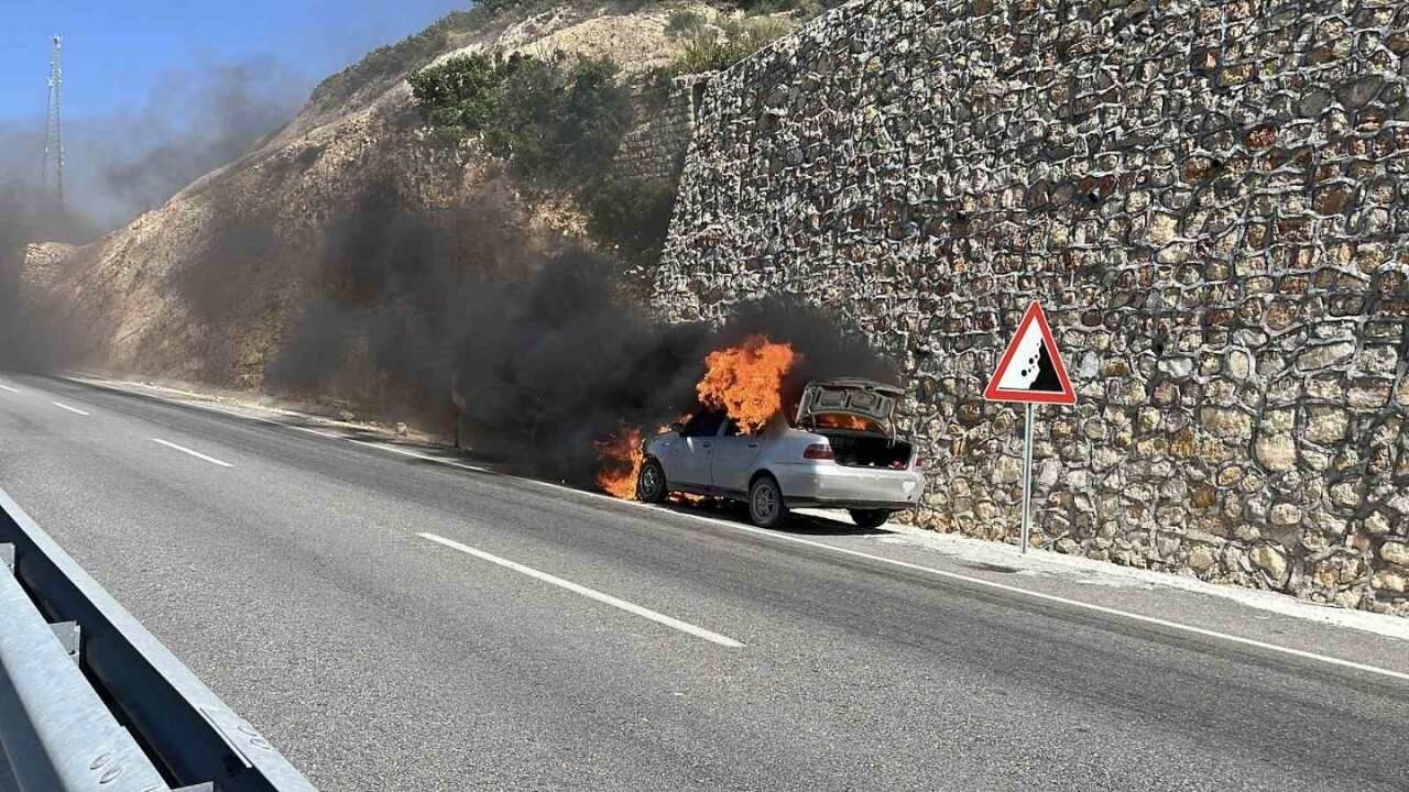 Hatay'da Otomobili Yanan Sürücüden Teselli (2)