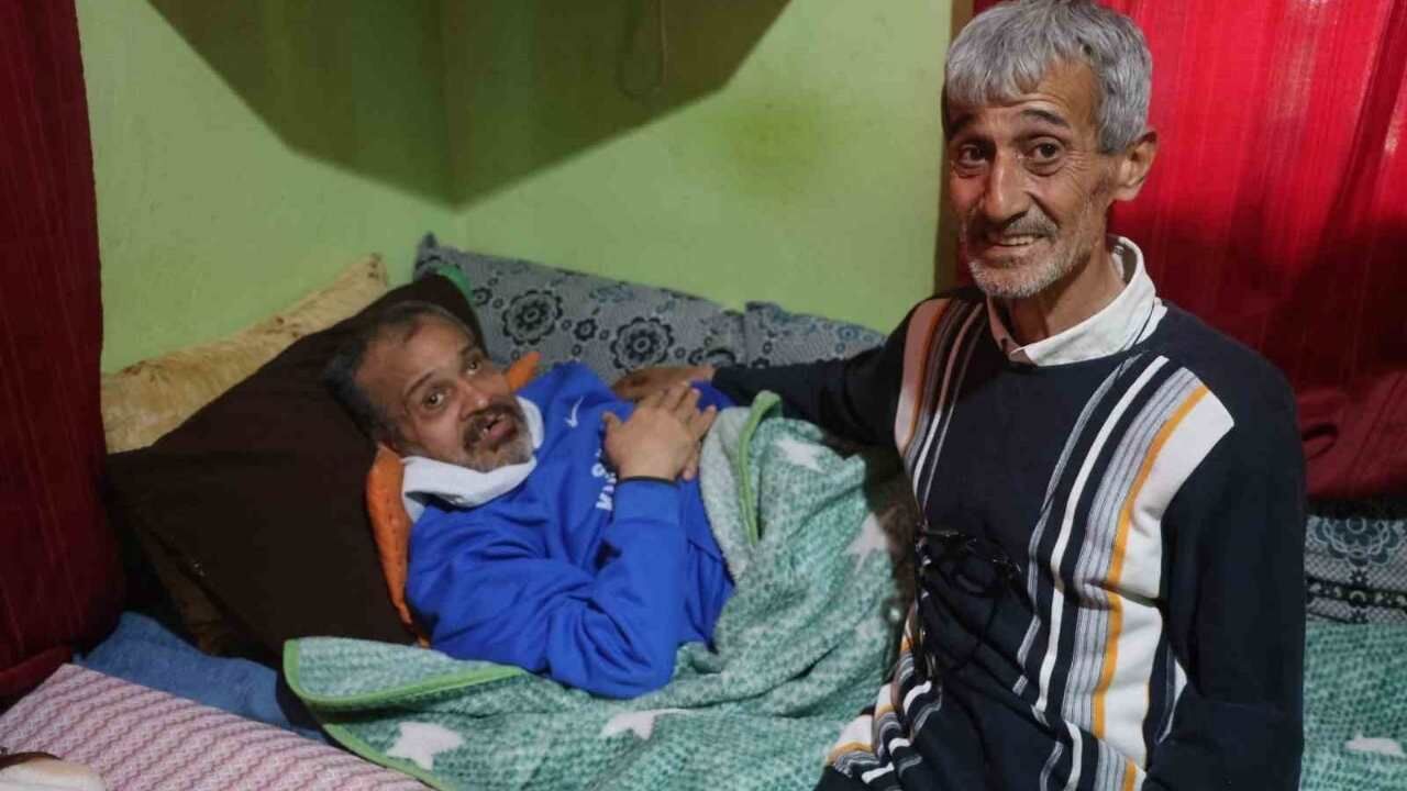 Hayırlı Evlat Yatalak Anne Babasına Ve Engelli Kardeşine Umut Oluyor (1)