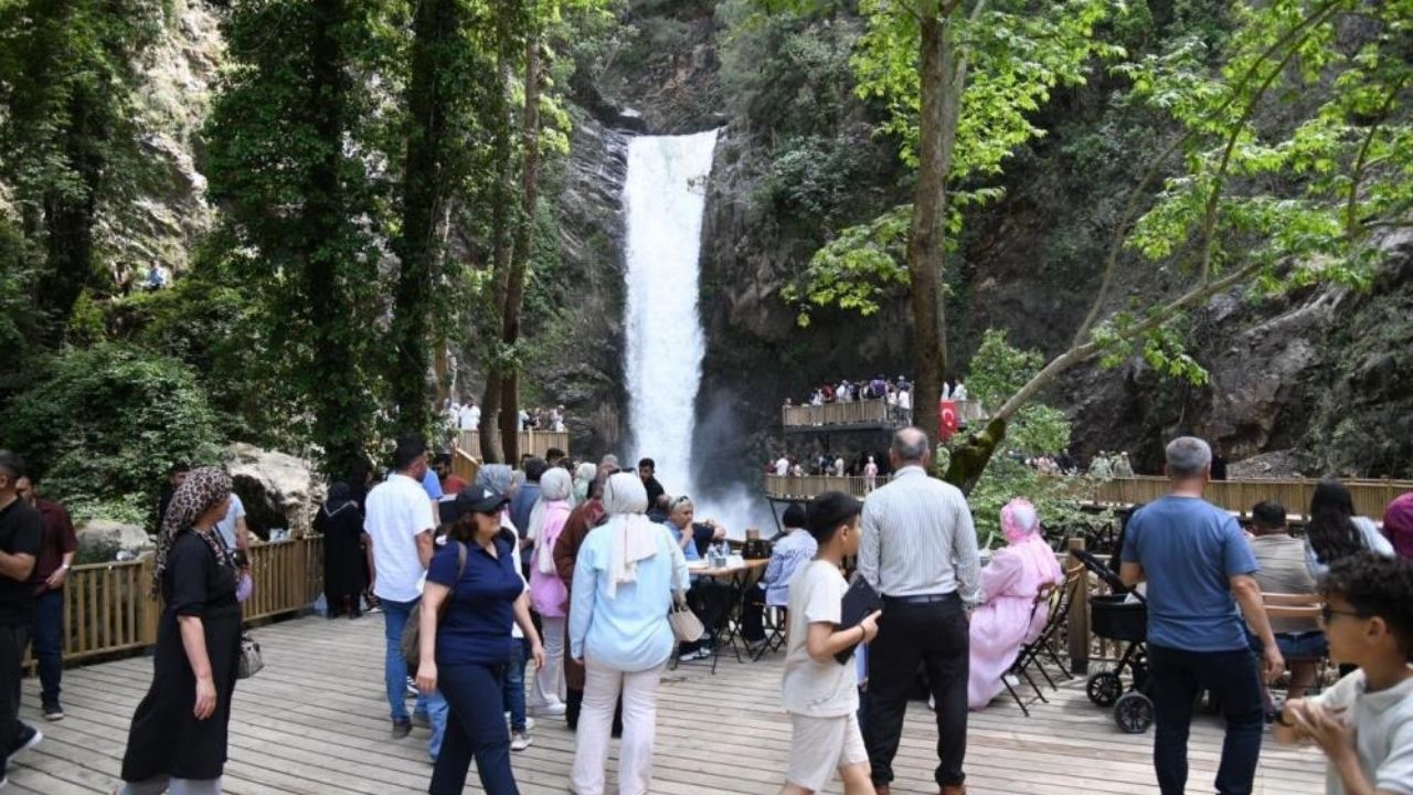 Karaçay Saklı Şelalesi Ziyaretçi Akınına Uğruyor (2)