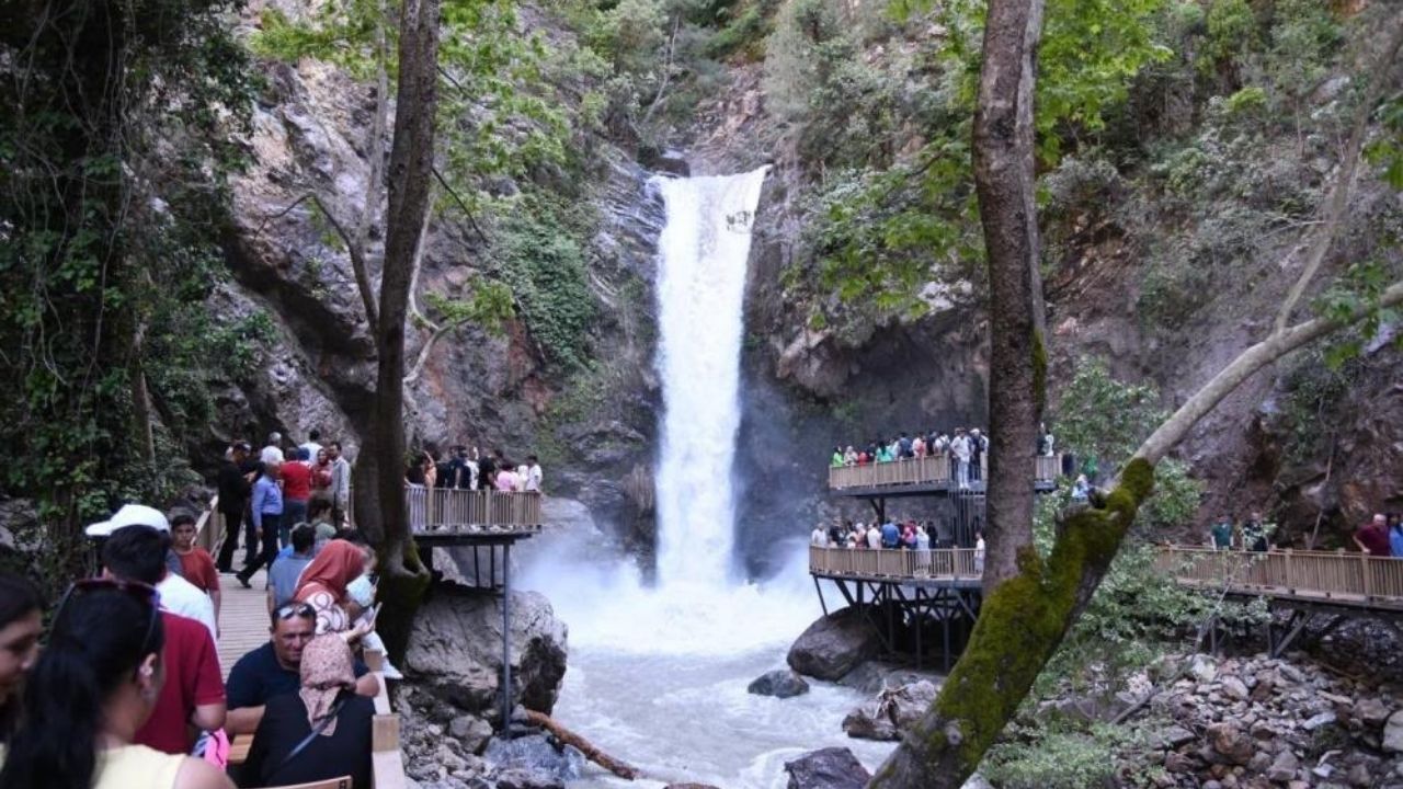 Karaçay Saklı Şelalesi Ziyaretçi Akınına Uğruyor