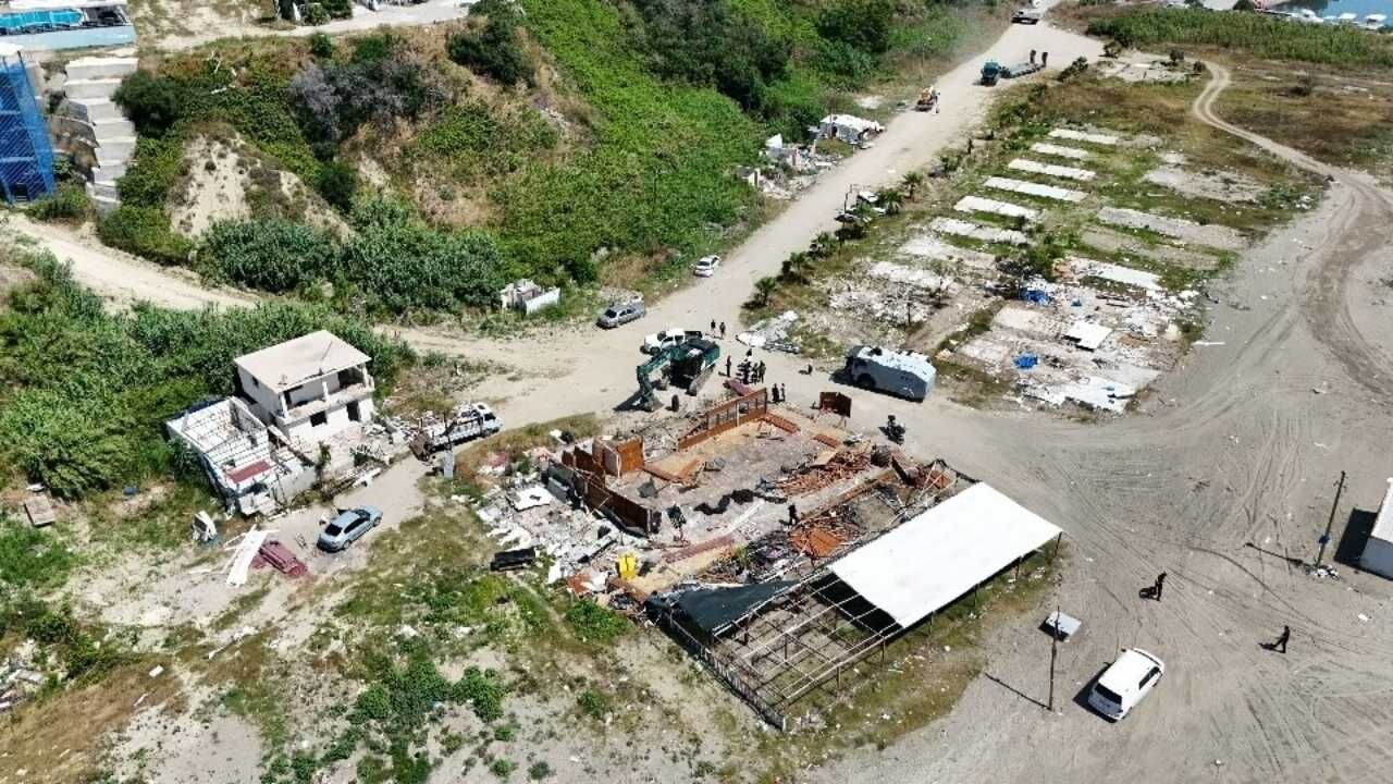 Karataş Sahillerinde Kaçak Yapıların Yıkım Çalışmaları Tüm Hızıyla Sürüyor (2)