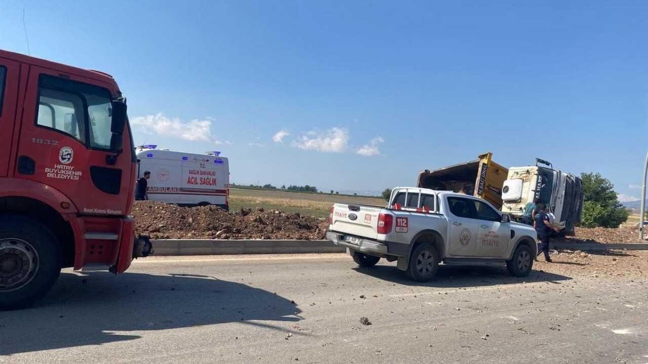 Kırıkhan Yolunda Devrilen Hafriyat Kamyonu Sürücüsünün Durumu Nasıl (2)