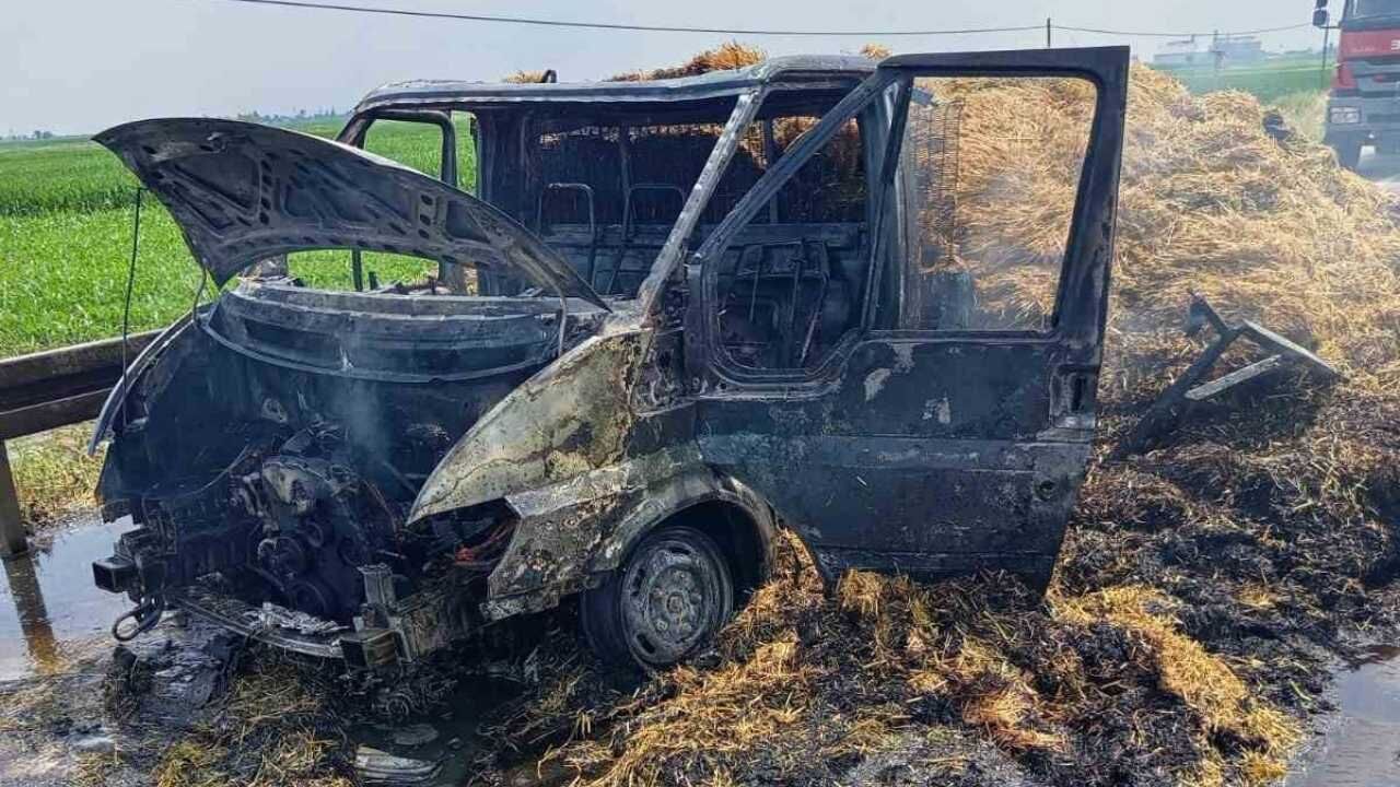 Kozan'da Seyir Halindeki Saman Yüklü Pikap Alev Aldı (2)