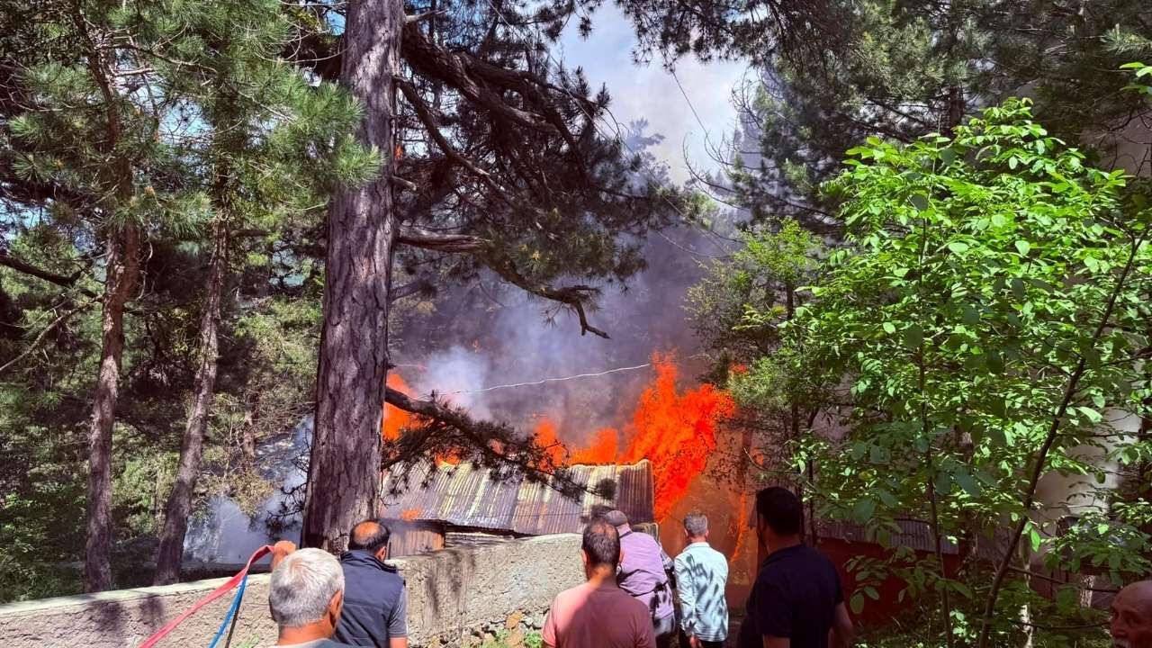 Osmaniye Yayla Evinde Korkutan Yangın! (1)