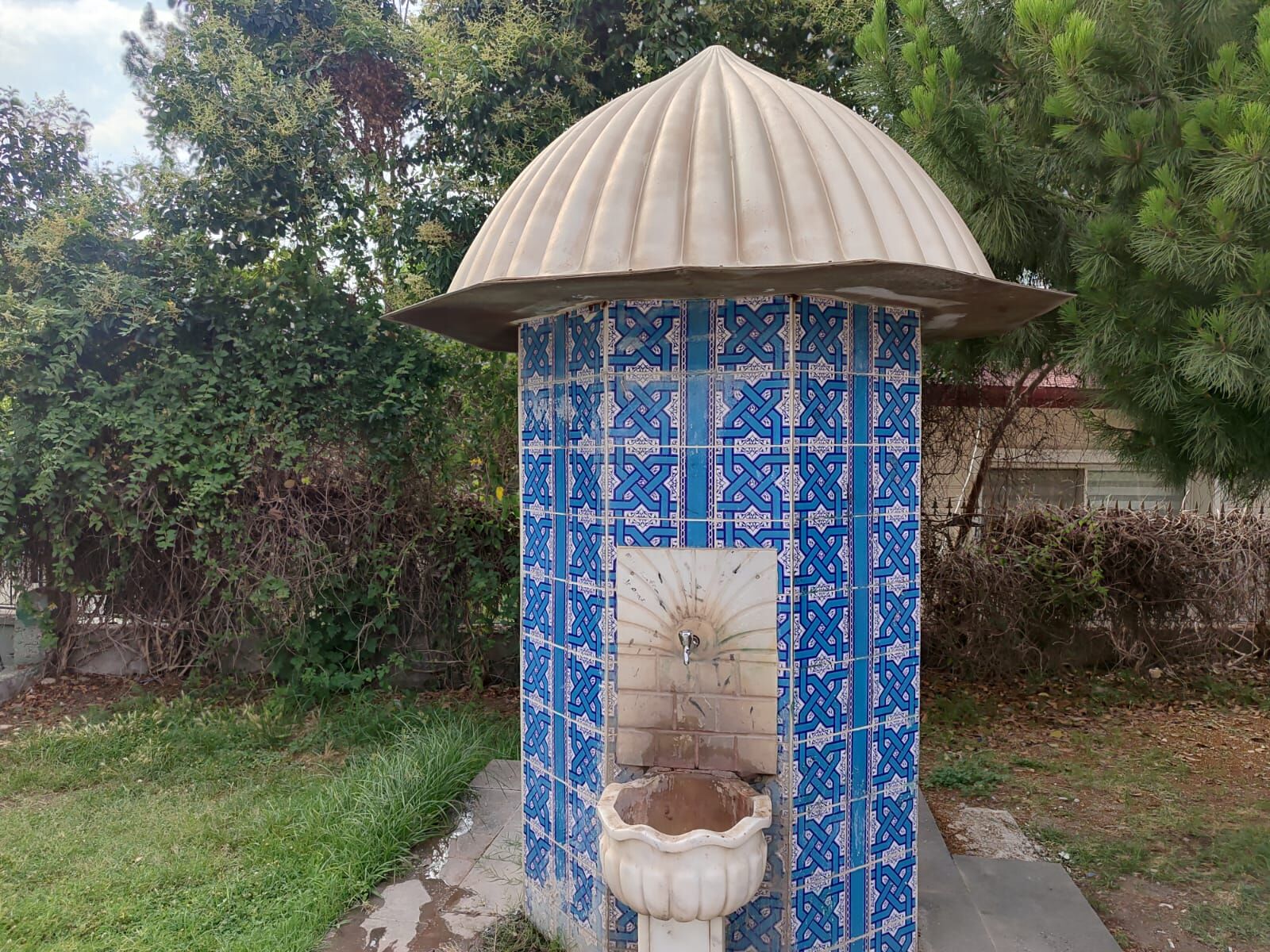 Osmaniye’de Anıt Yanındaki Çeşme Görenlerin Dikkatini Çekiyor
