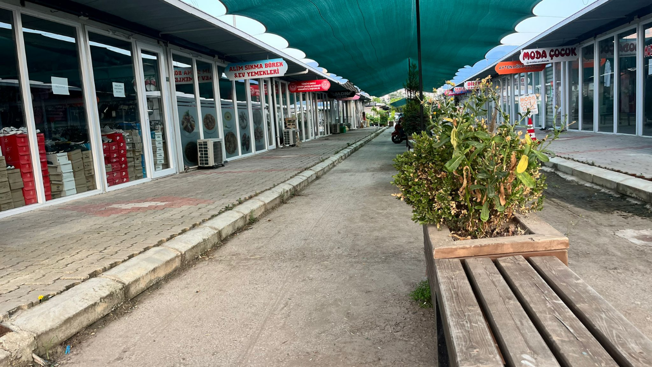 Osmaniye'de Deprem Sonrası Kurulan Çarşıda Neden Kimse Alışveriş Yapmıyor