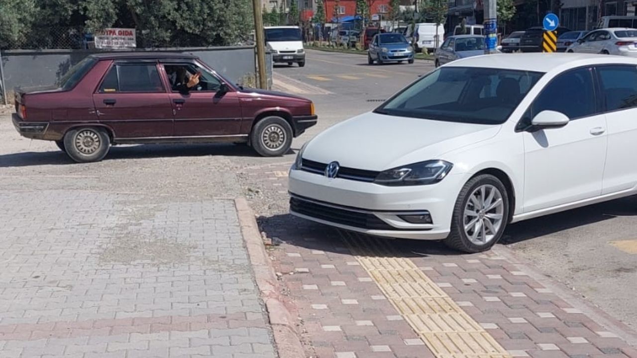 Osmaniye'de Engelli Yolu Araçlar Tarafından Kapatıldı