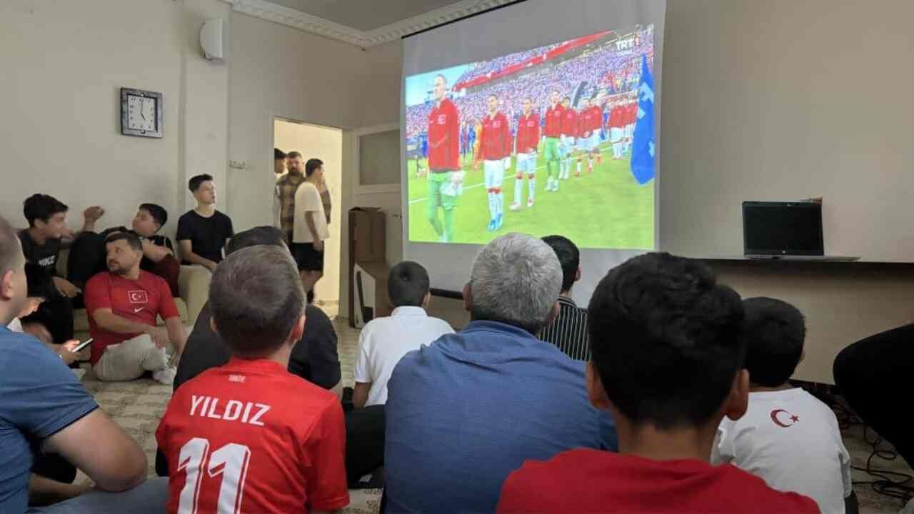 Osmaniye'de Gençler Milli Maç İçin Seccadede Buluştu (1)