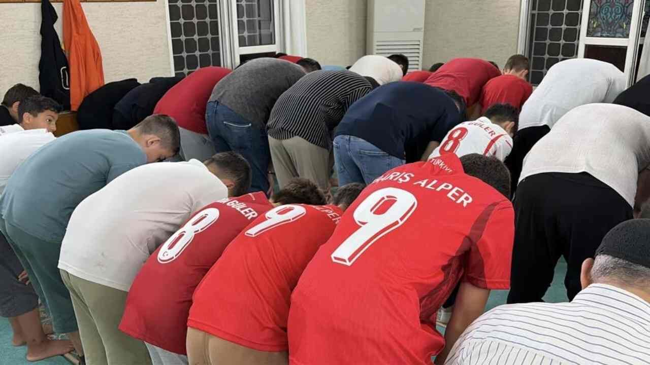 Osmaniye'de Gençler Milli Maç İçin Seccadede Buluştu (4)