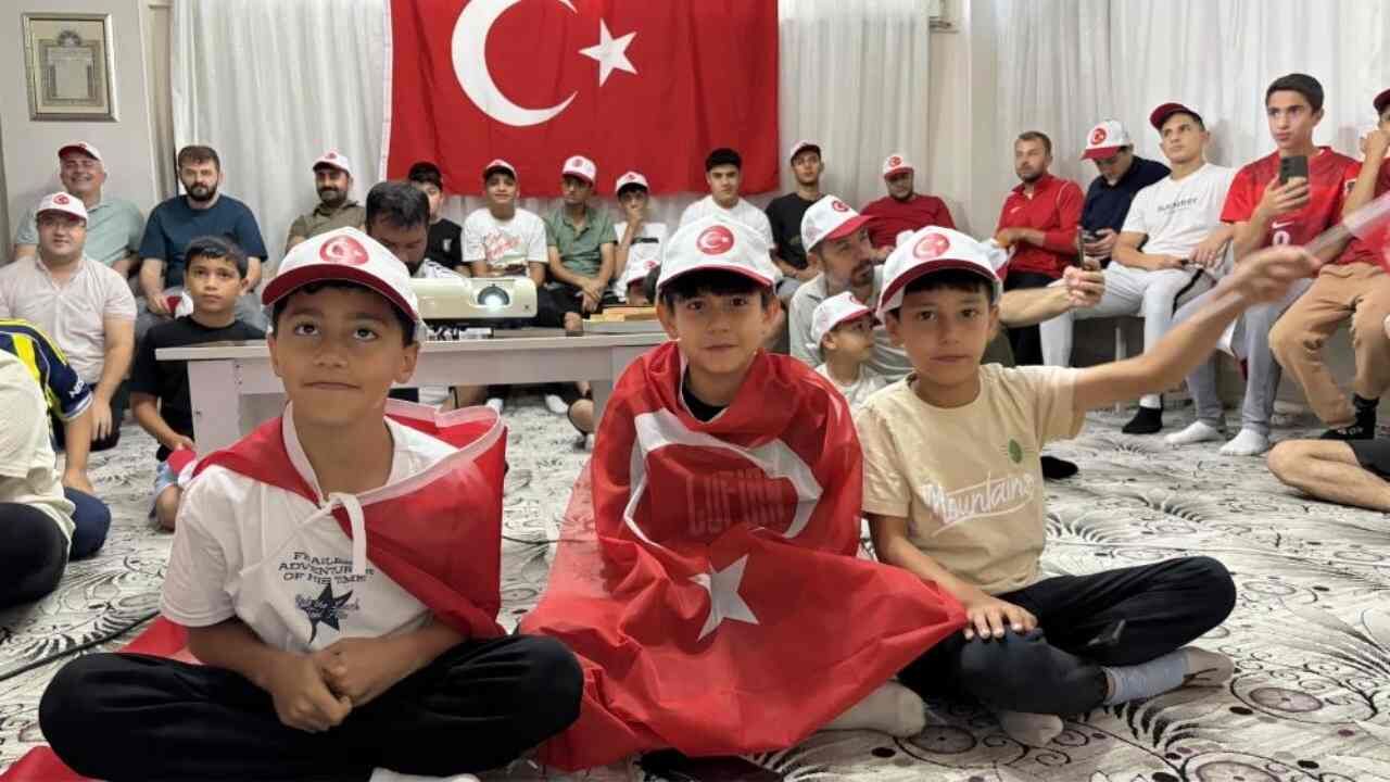 Osmaniye'de Gençler Milli Maç İçin Seccadede Buluştu