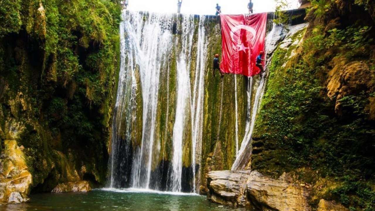Osmaniye'de Gökyüzüyle Suyu Birleştiren Şelale (5)