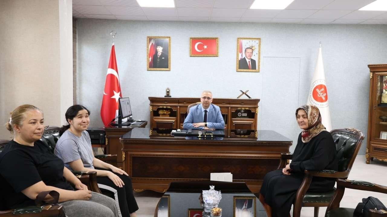 Osmaniye'de Görme Engelli Öğrenciye Akıllı Baston Hediyesi (1)