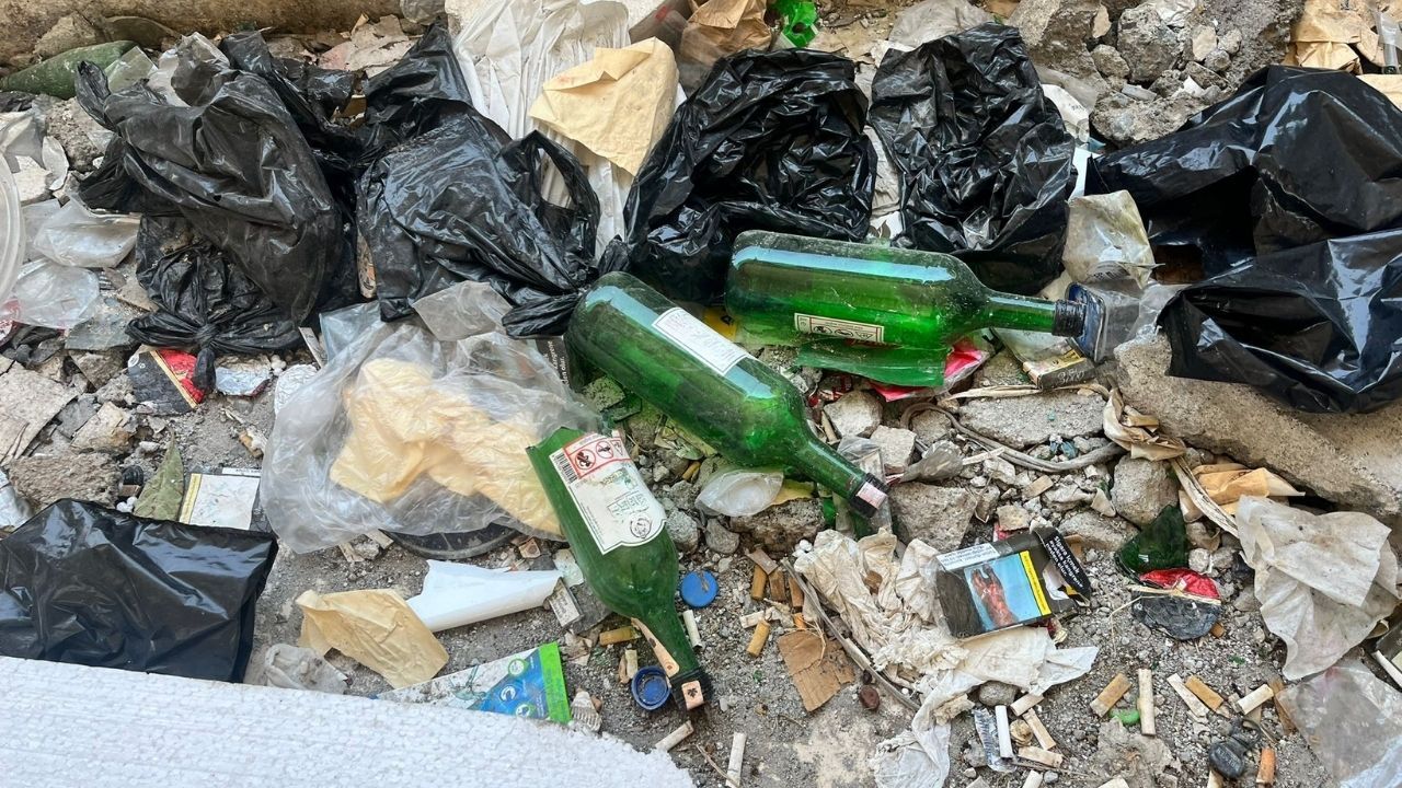 Osmaniye'de Mahalle Arasında Korkutan Görüntü! Yıkık Duvarların Arası Alkol Şişeleriyle Dolu-3