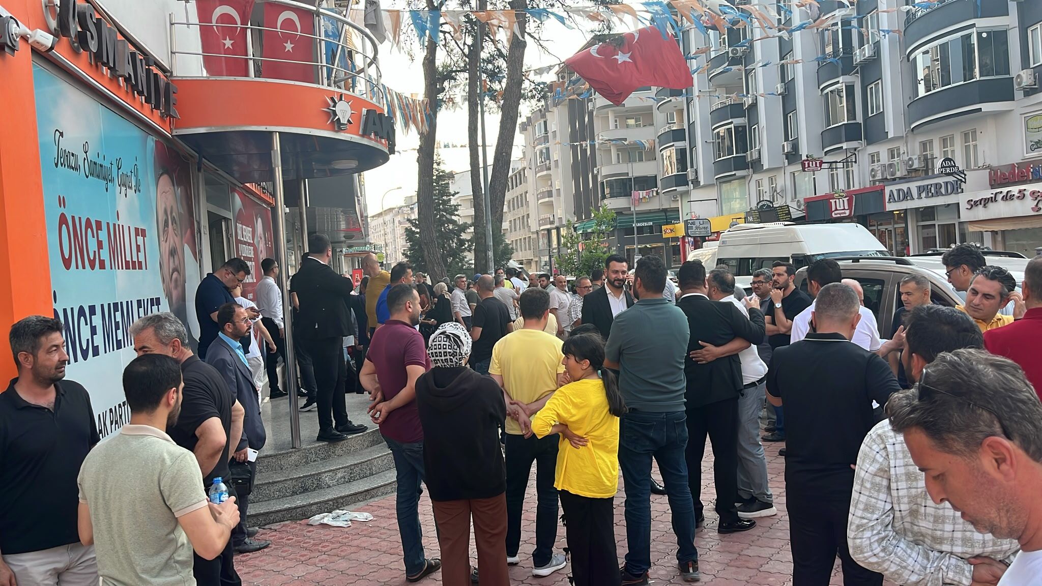 Osmaniye'de Yayla Sakinlerinden Ak Parti Önünde Yıkım Protestosu3