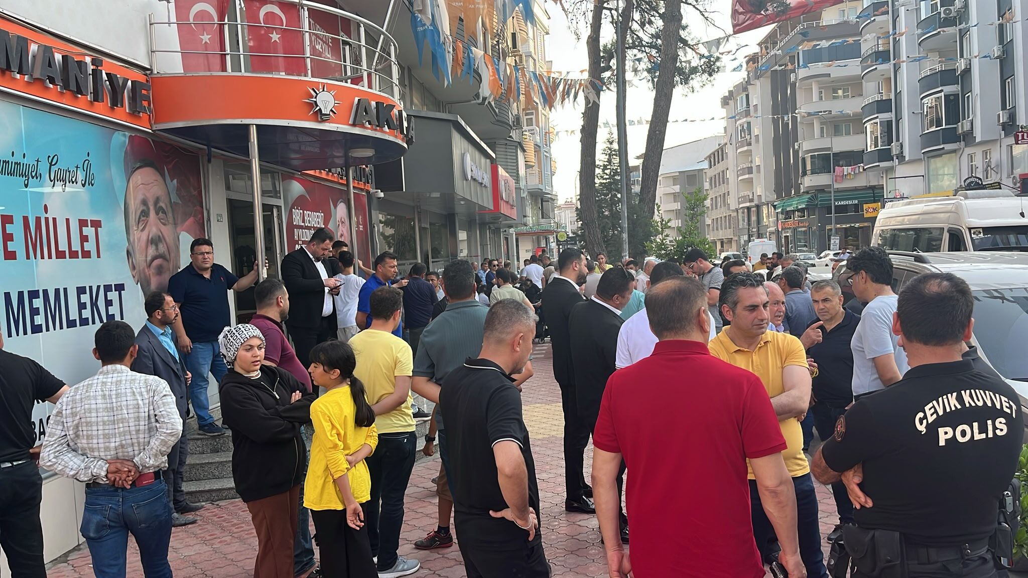 Osmaniye'de Yayla Sakinlerinden Ak Parti Önünde Yıkım Protestosu4