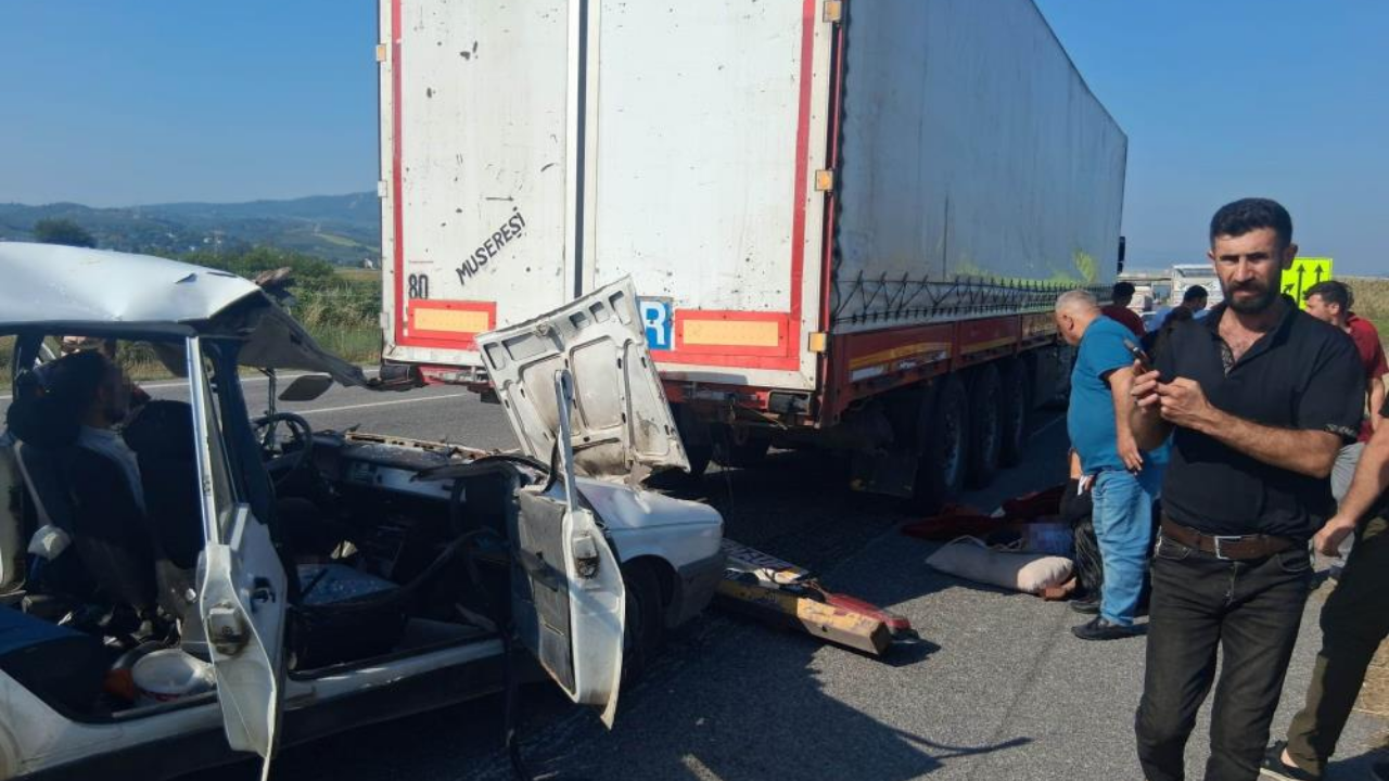 Otomobil Tıra Arkadan Çarptı, 3'Ü Çocuk 5 Yaralı! (2)