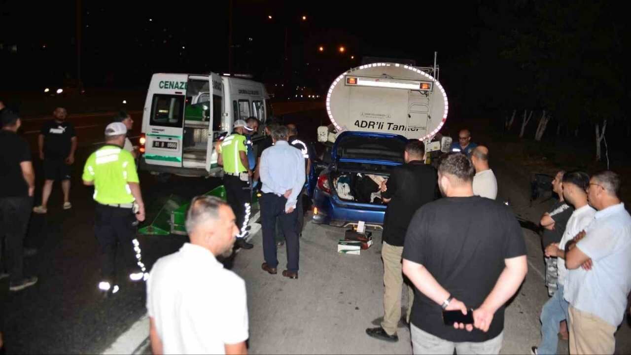 Tıra Çarpan Otomobilin Sürücüsü Hayatını Kaybetti (2)