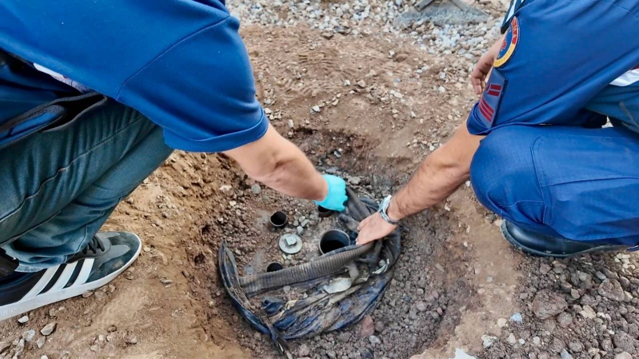 Toprağa Gömülü Tanktan Kaçak Akaryakıt Çıktı (1)