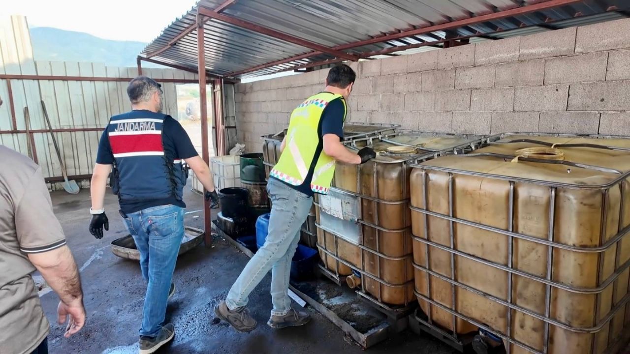 Toprağa Gömülü Tanktan Kaçak Akaryakıt Çıktı (2)
