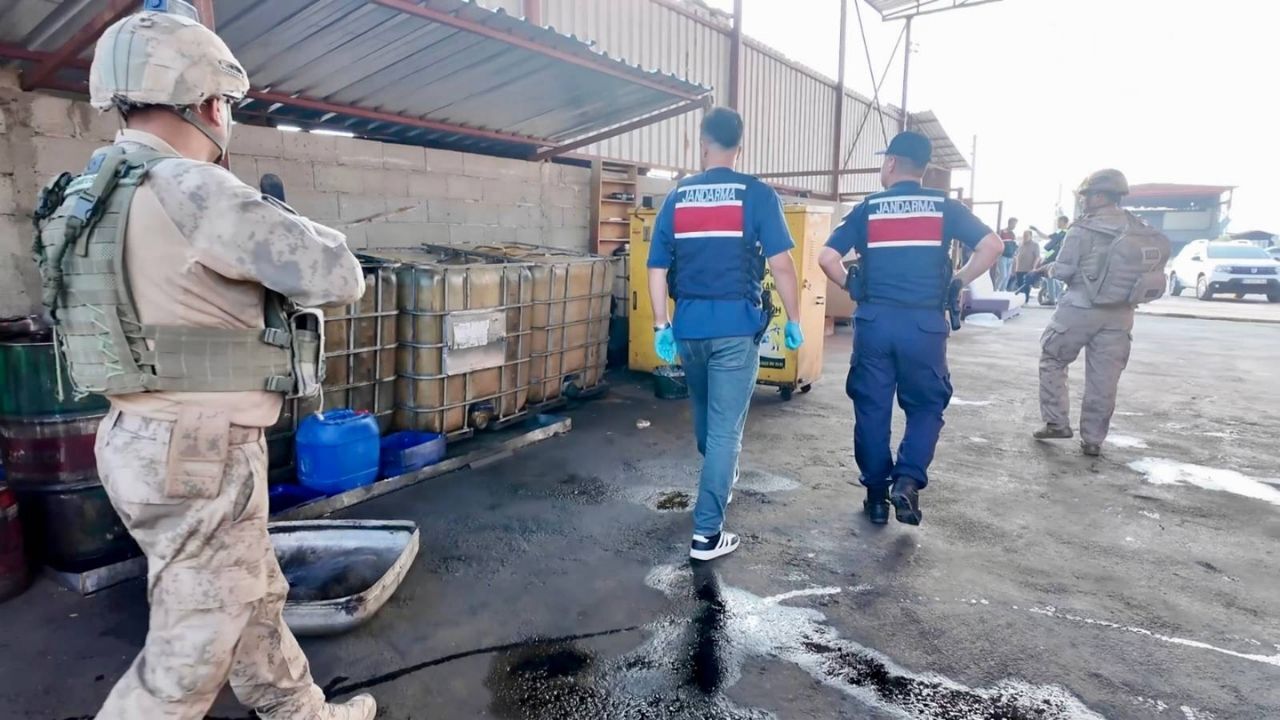 Toprağa Gömülü Tanktan Kaçak Akaryakıt Çıktı