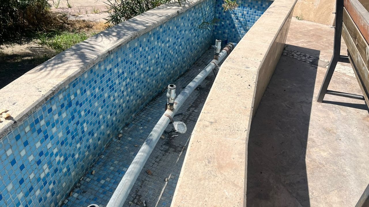 Vatandaşlar Çınarlı Kahve Parkı'ndaki Atıl Süs Havuzunun Onarılmasını İstiyor (2)
