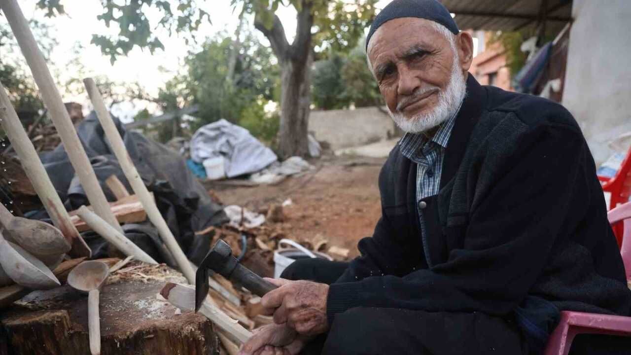 Yetmiş Yıldır Ağaç Dallarını Kaşığa Dönüştürüyor (1)
