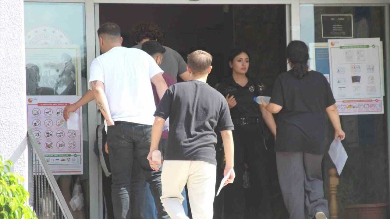 Yks Sınavına Son Saniyede Yetişen Genç Aracını Öylece Bıraktı (2)