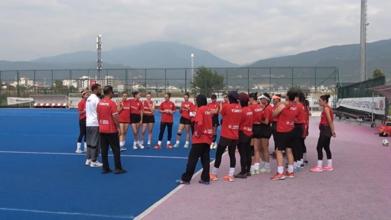 A Milli Kadın Hokey Takımı Şampiyonluk İçin Osmaniye’de Kampta!
