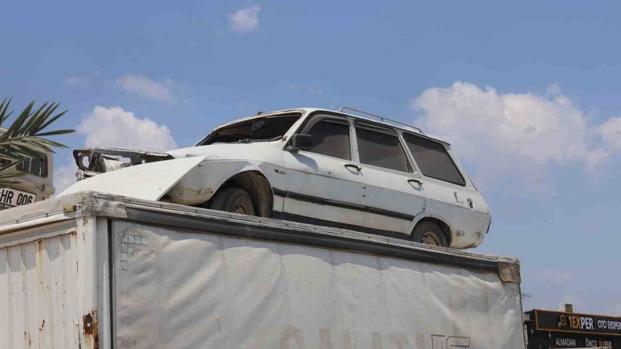 Antakya'da 1978 Model Toros Konteynerin Üzerine Çıktı (2)