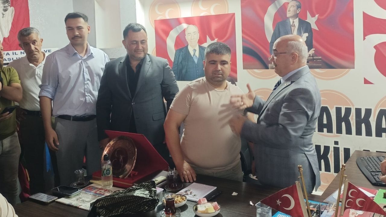Bahri Koca Teşkilatı Büyütüyor! Eski İlçe Başkanlarına Mhp Rozeti Taktı (1)