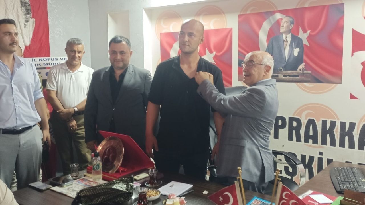 Bahri Koca Teşkilatı Büyütüyor! Eski İlçe Başkanlarına Mhp Rozeti Taktı (2)
