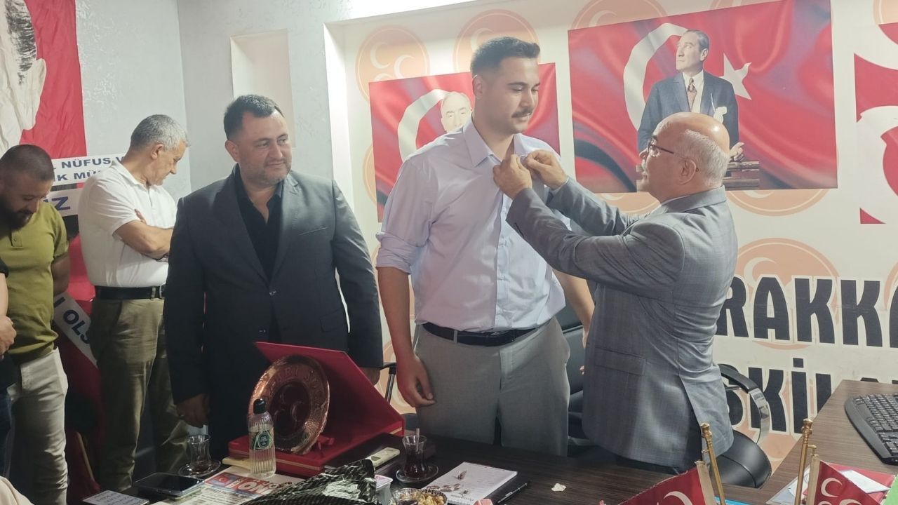 Bahri Koca Teşkilatı Büyütüyor! Eski İlçe Başkanlarına Mhp Rozeti Taktı (3)