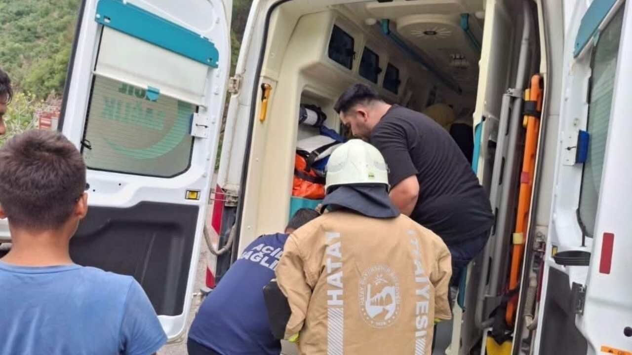 Belen Kozaklı Mevkisinde Otomobil Ve Ticari Araç Çarpıştı (1)