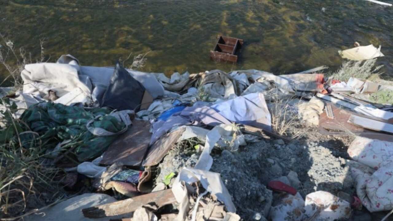 Defne Ilçesindeki Dere Yatağına Atık Döken Kişiler Görüntülendi (2)