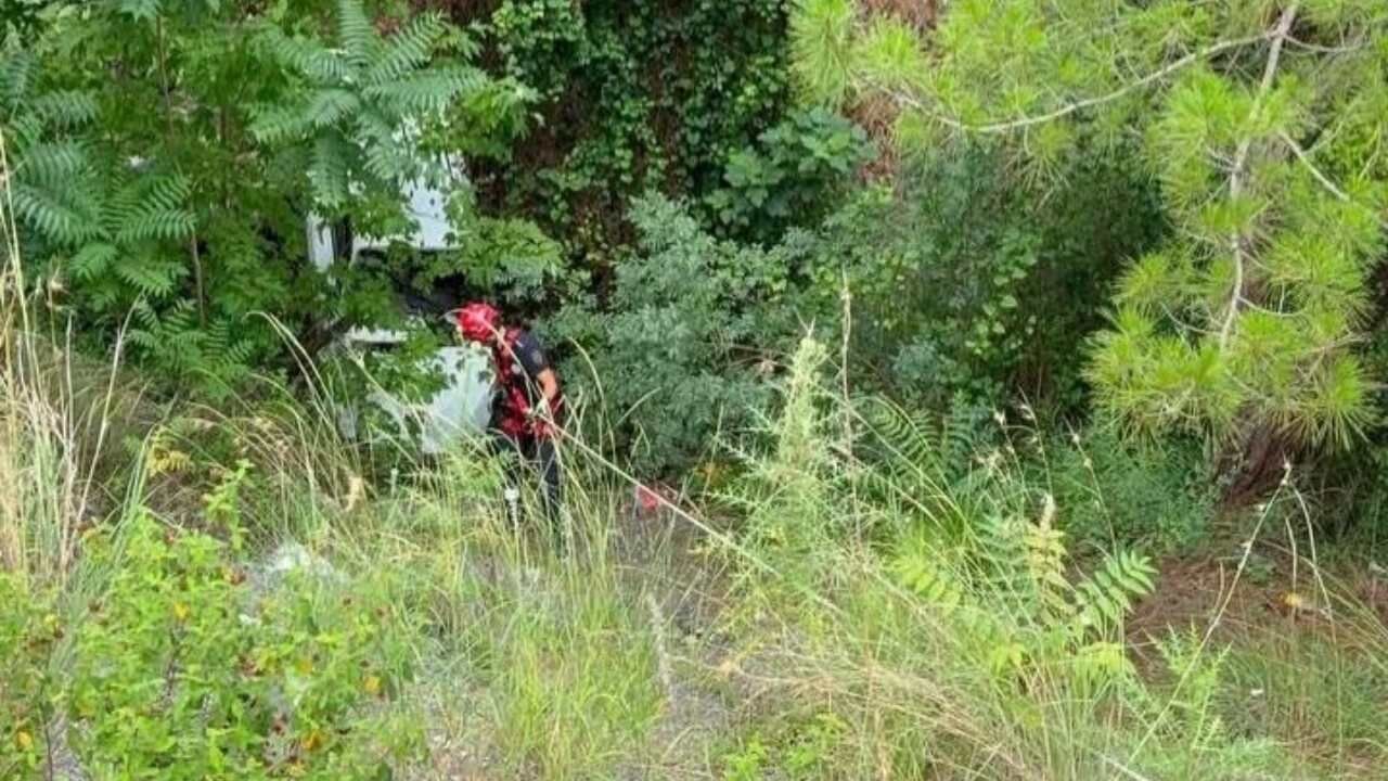 Dörtyol'da Uçuruma Yuvarlanan Otomobil Kazası Meydana Geldi (2)