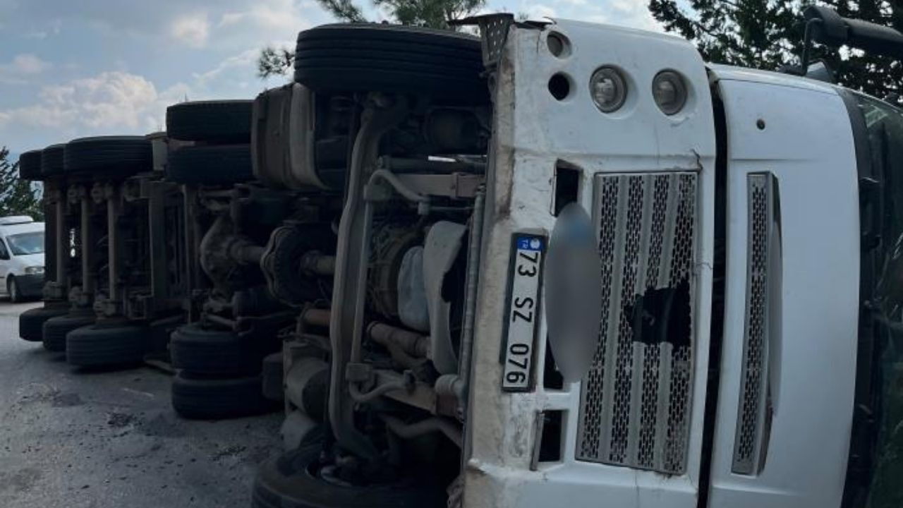 Düziçi’nde Un Yüklü Tır Devrildi