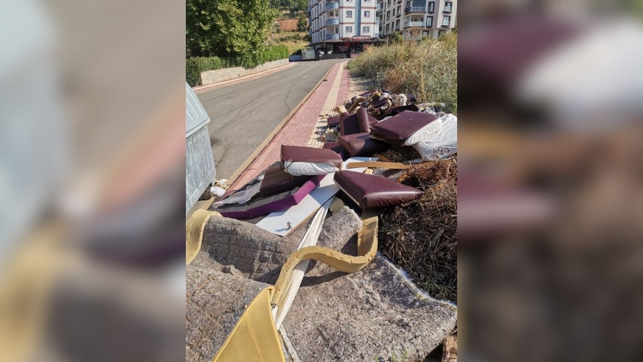 Fakıuşağı'nda Yol Kenarına Bırakılan Atıklar Tepki Çekiyor-1