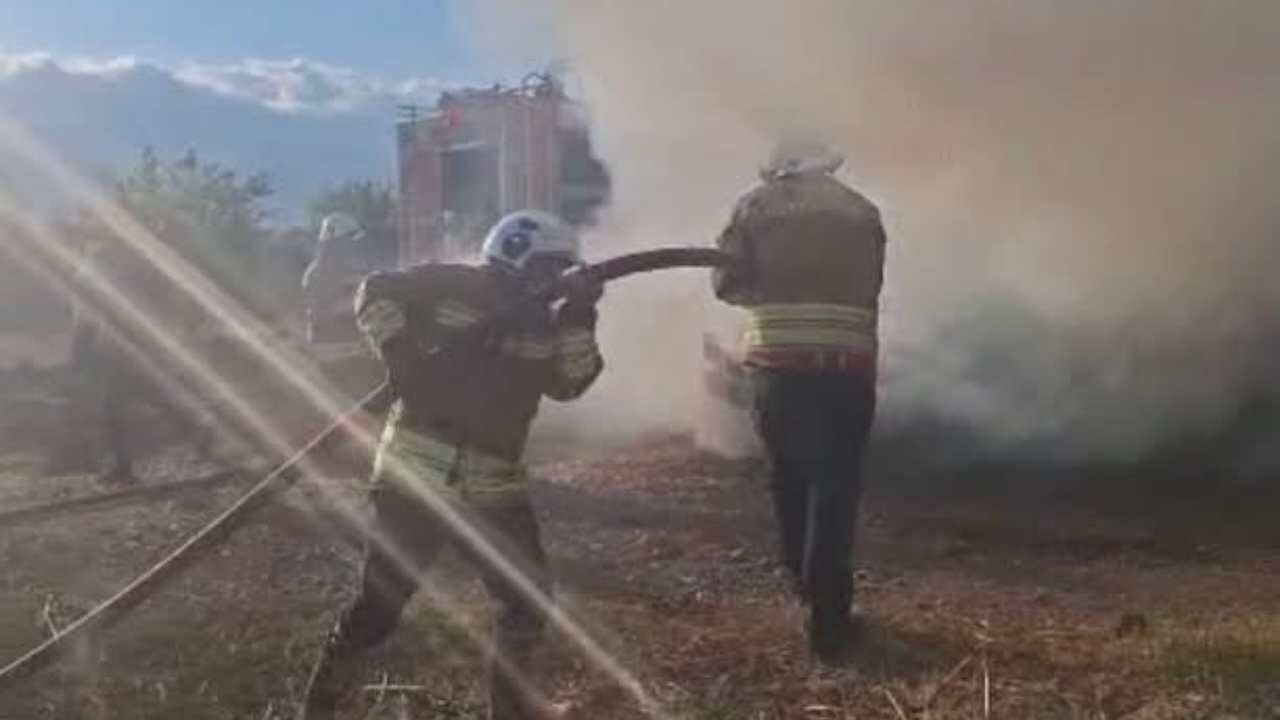 Hassa Ilçesindeki Traktör Yangını Meydana Geldi (2)