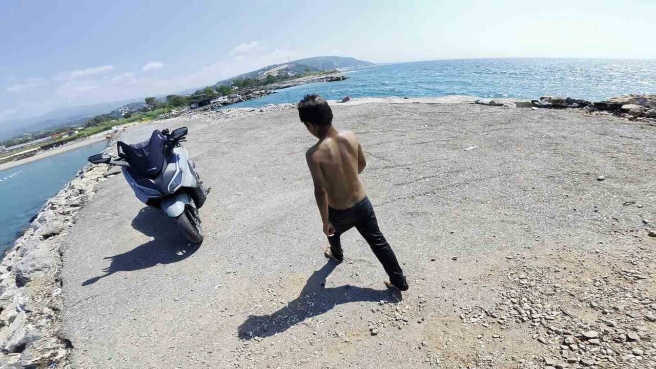 Hatay Arsuz Pirinçlik Sahilinde Boğulma Tehlikesi Geçiren Çocuk Kurtarıldı (2)