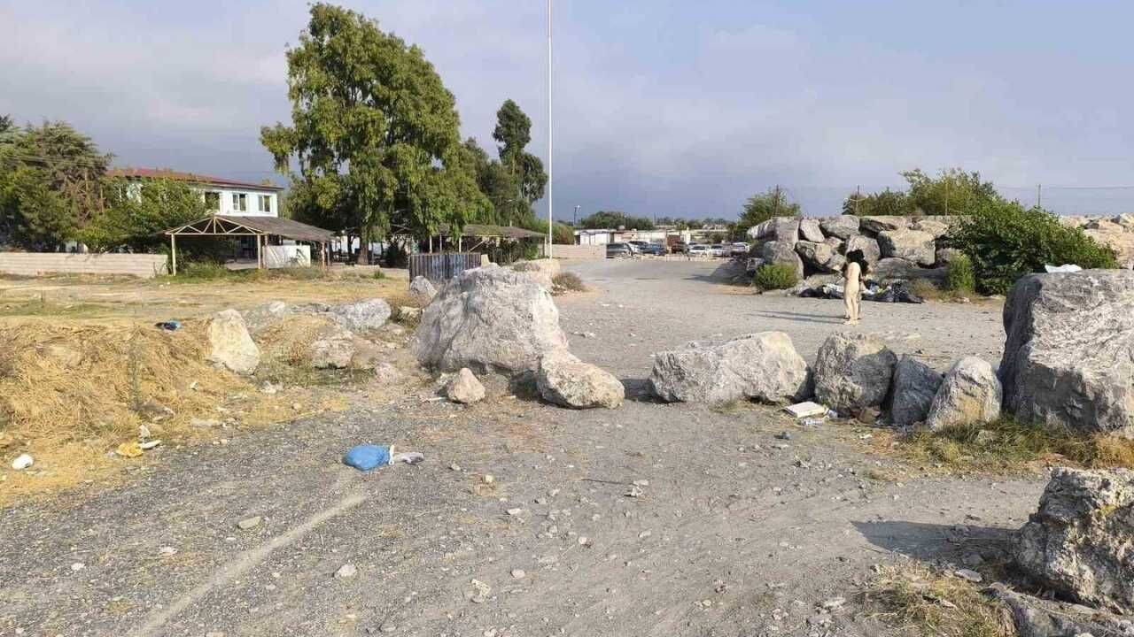Hatay Dörtyol'da Arazi Sahibi Tapulu Yolu Kapattı (2)