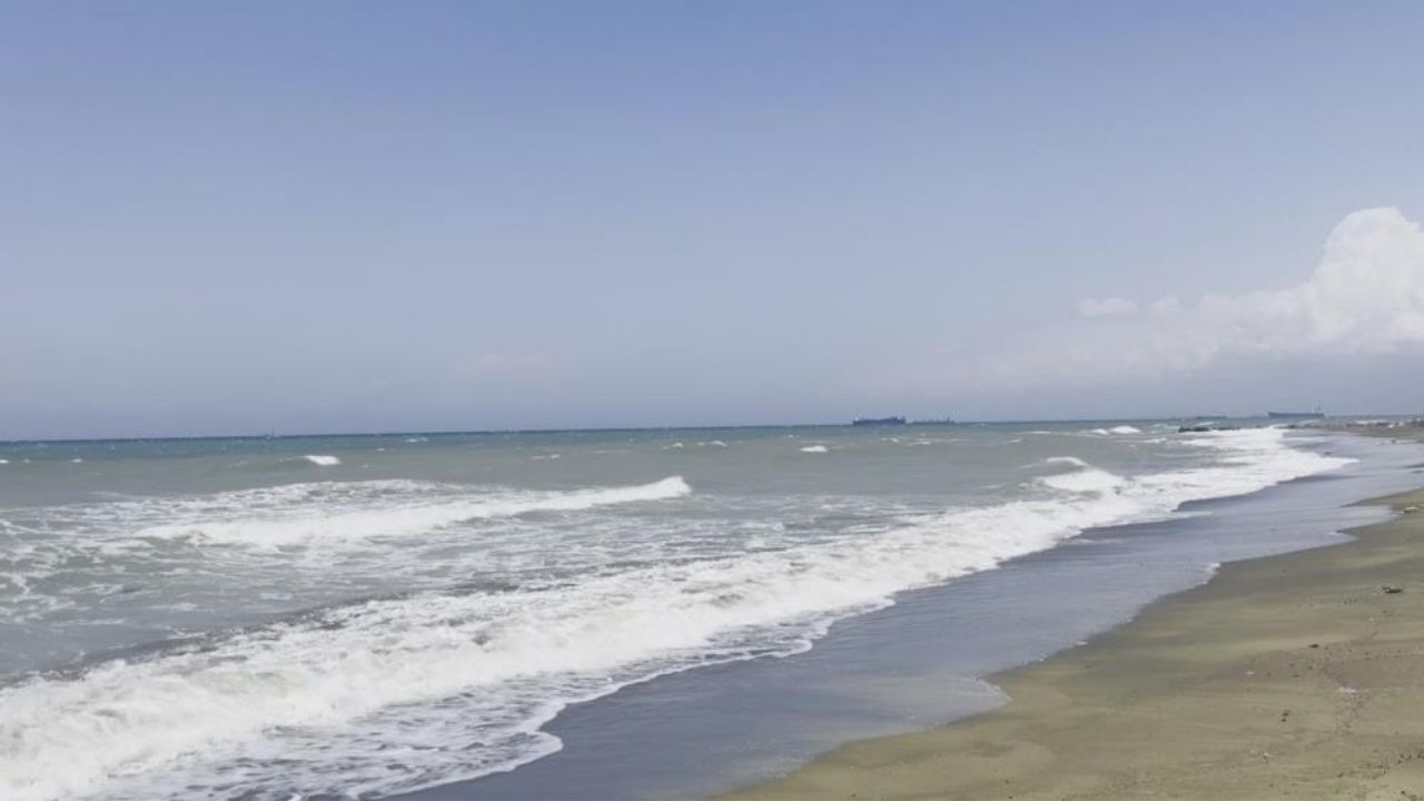 Hatay Kıyılarında Dev Dalgalar! Yasak Kararına Aldırış Etmeden Denize Girdi (1)
