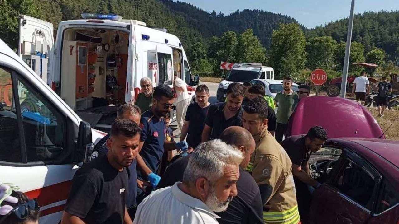 Hatay'da Iki Otomobilin Çarpıştığı Kazada Kaç Kişi Yaralandı (1)