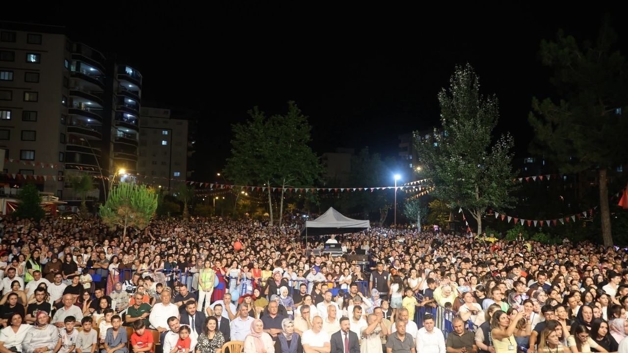 Kıraç Düziçi'ni Salladı! Uçaklı Park'ta Tarihi Konser (1)