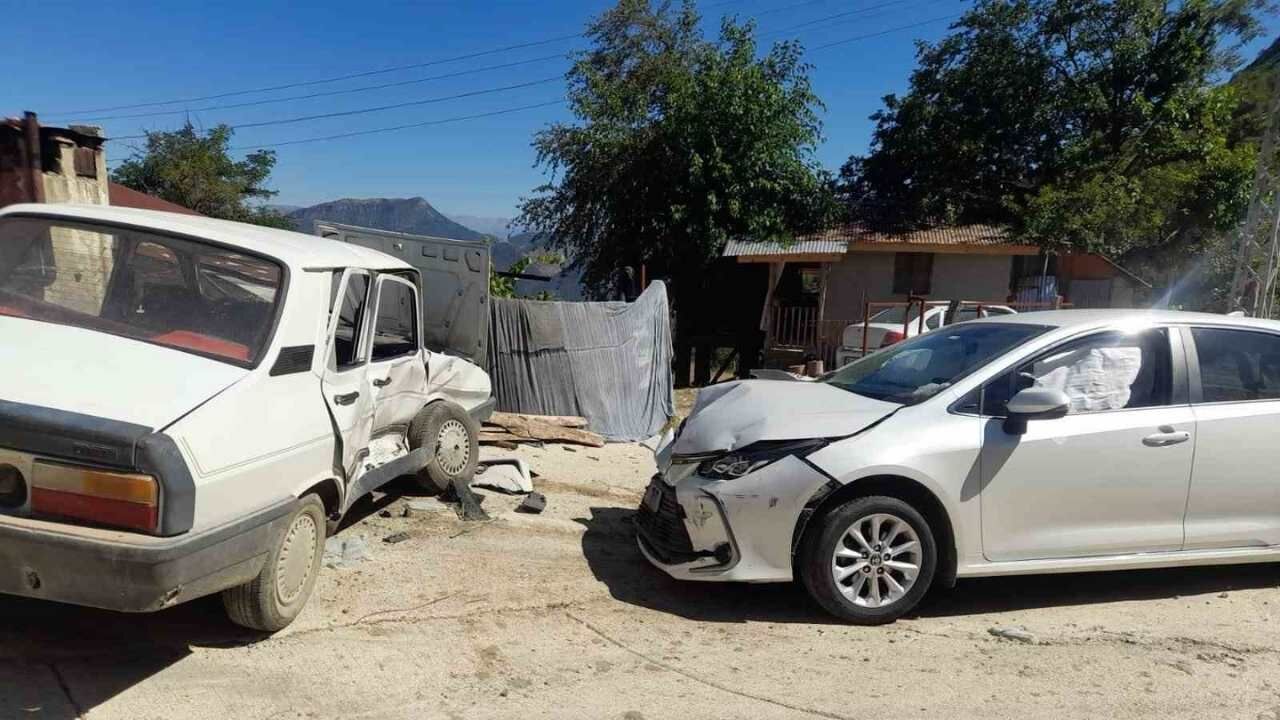 Kozan Feke Kara Yolu Akkaya Mevkiinde Kaza (1)