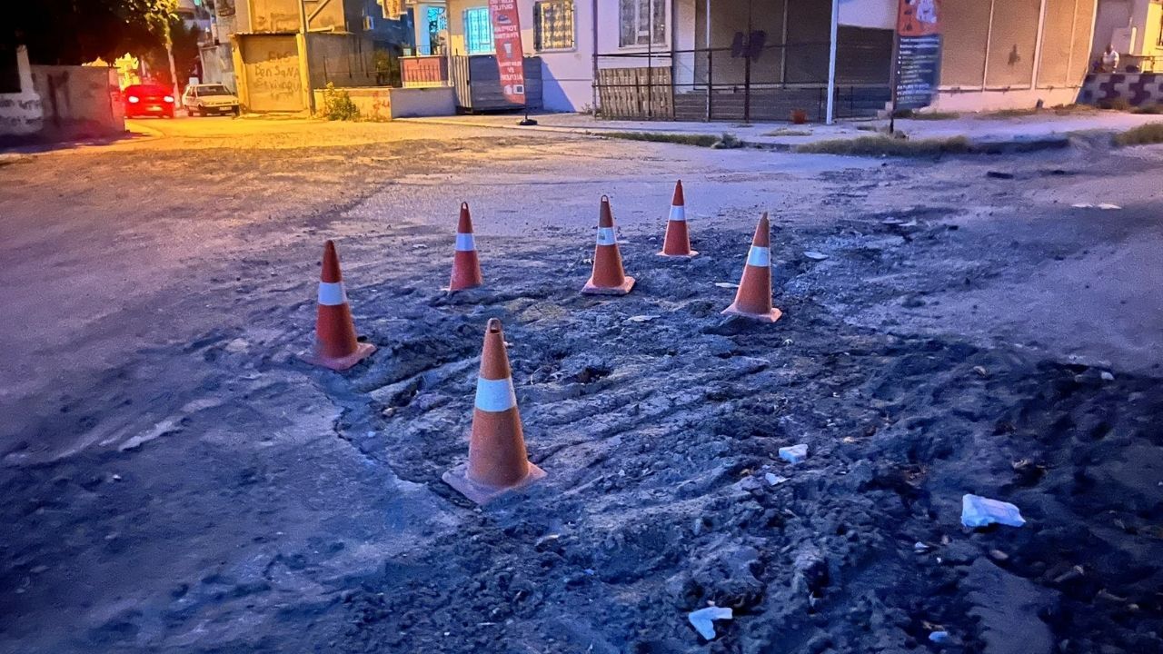 Mehmet Akif Ersoy Mahallesi'nde Yol Ve Çöp Çilesi Cam Açamaz, Yoldan Geçemez Olduk! (1)