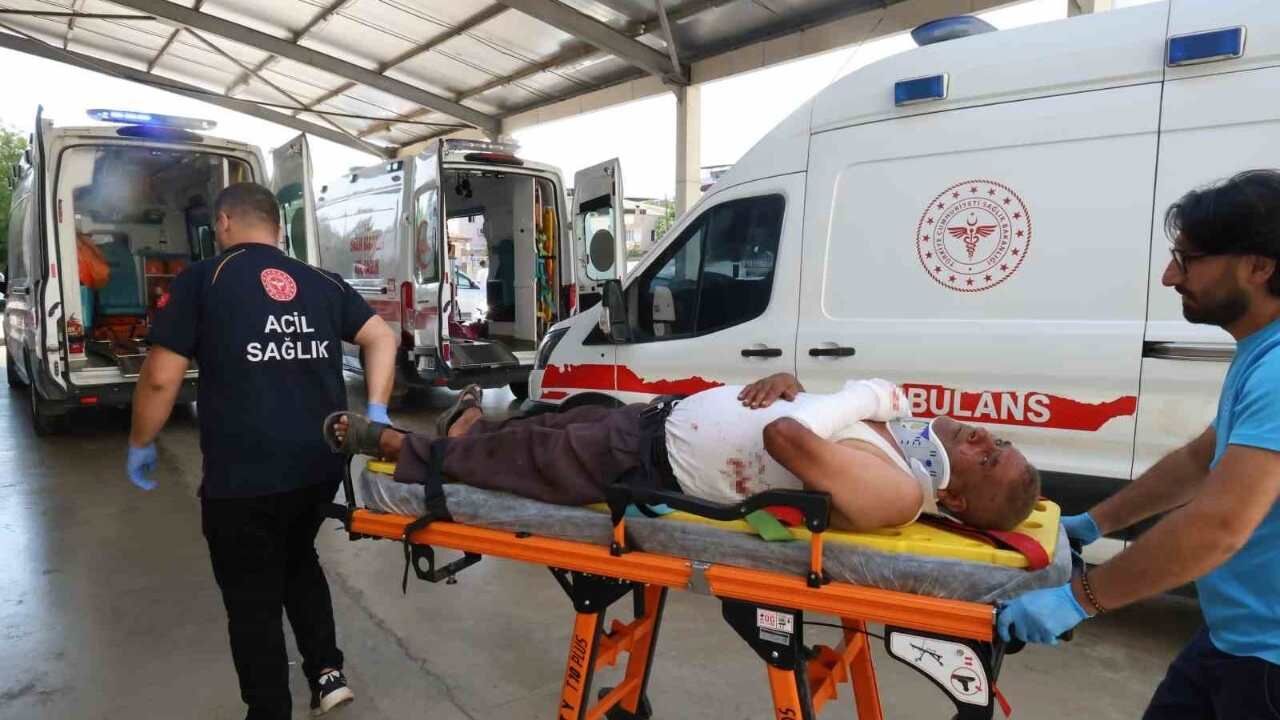 Narenciye Bahçesine Devrilen Araçtaki 4 Kişi Yaralandı (2)