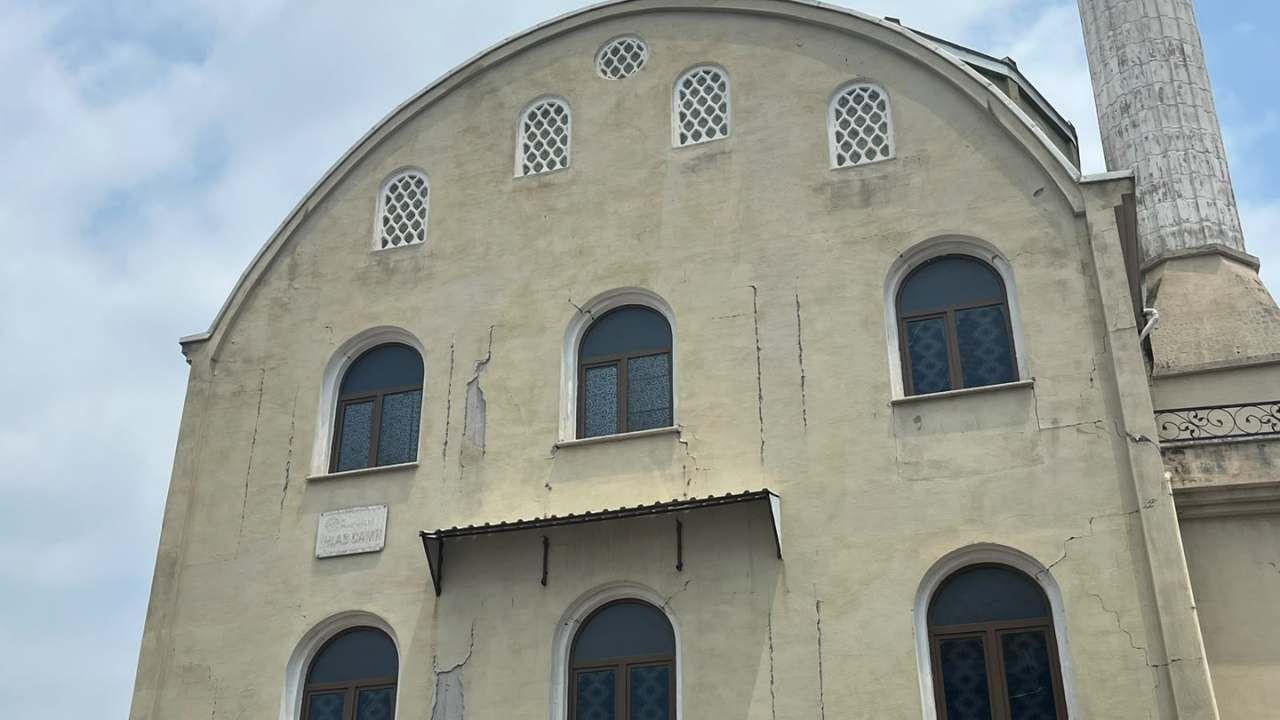 Osmaniye Çarşı Merkezindeki Cami Kaderine Terk Edildi!