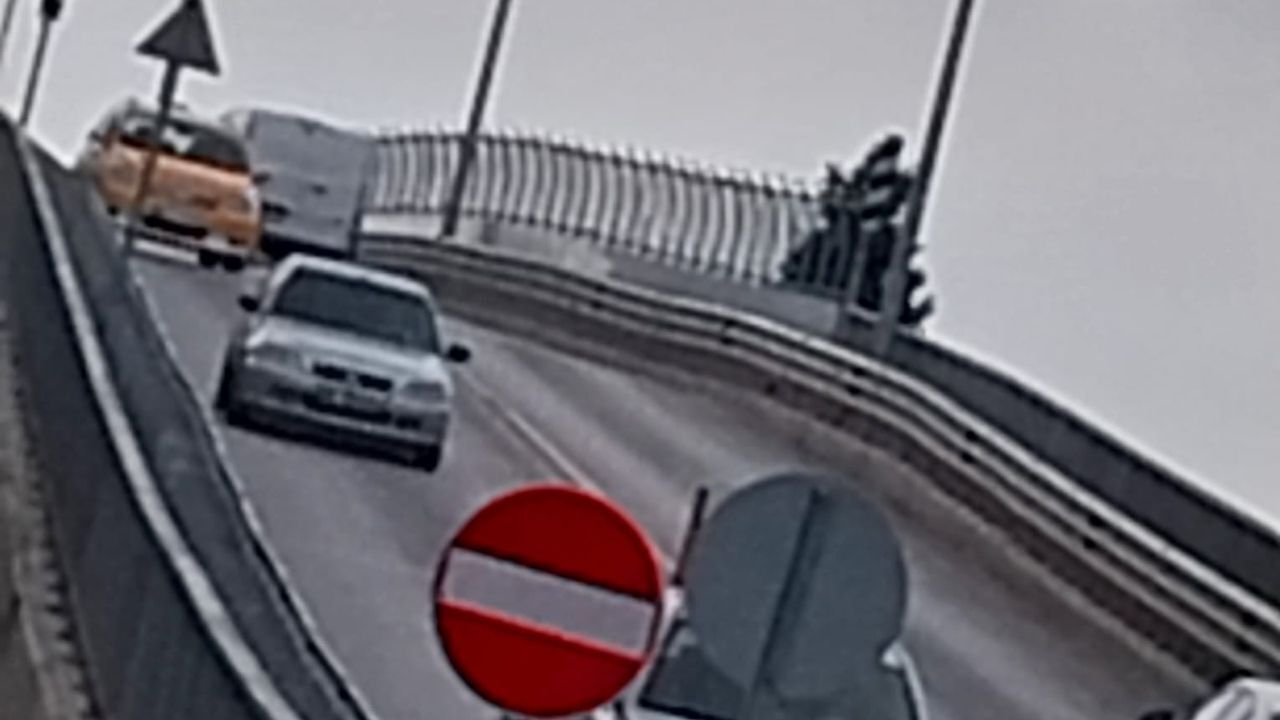 Osmaniye Salı Pazarı Köprüsü Karanlığa Gömüldü Direkler Süs Diye Mi Dikildi (1)
