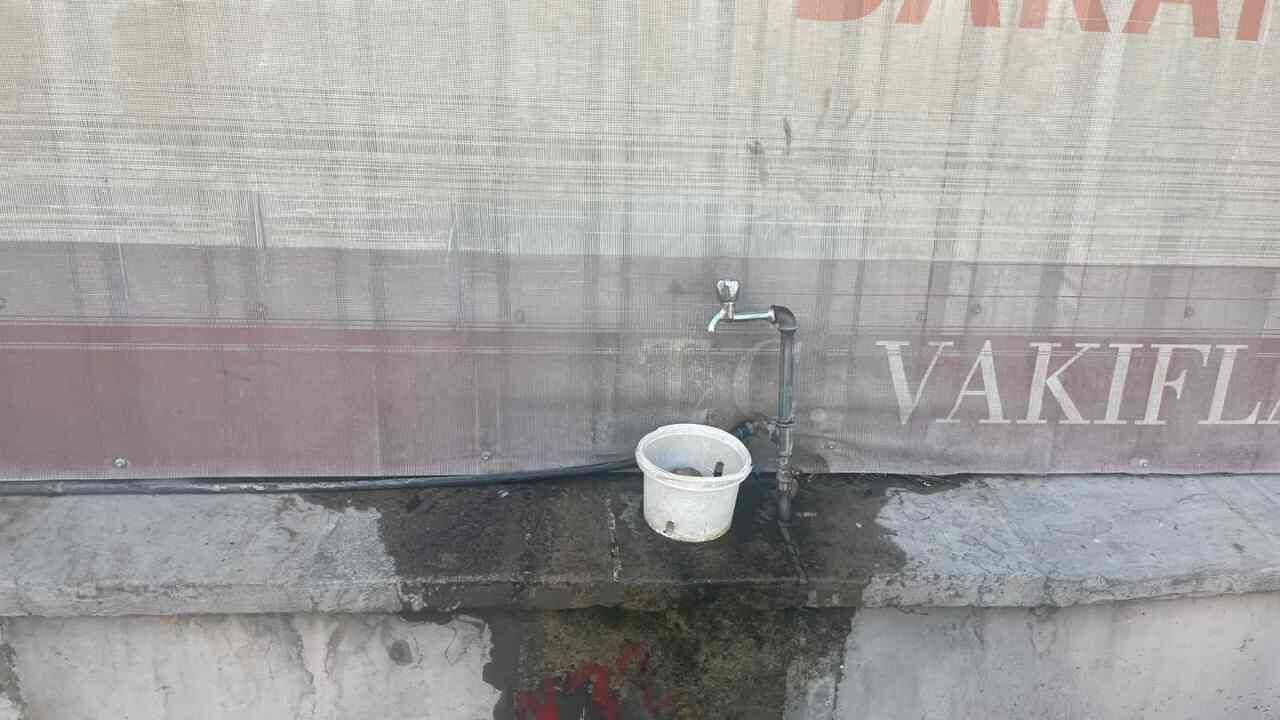 Osmaniye'de Cami Duvarında Göze Batan O Detay! (3)
