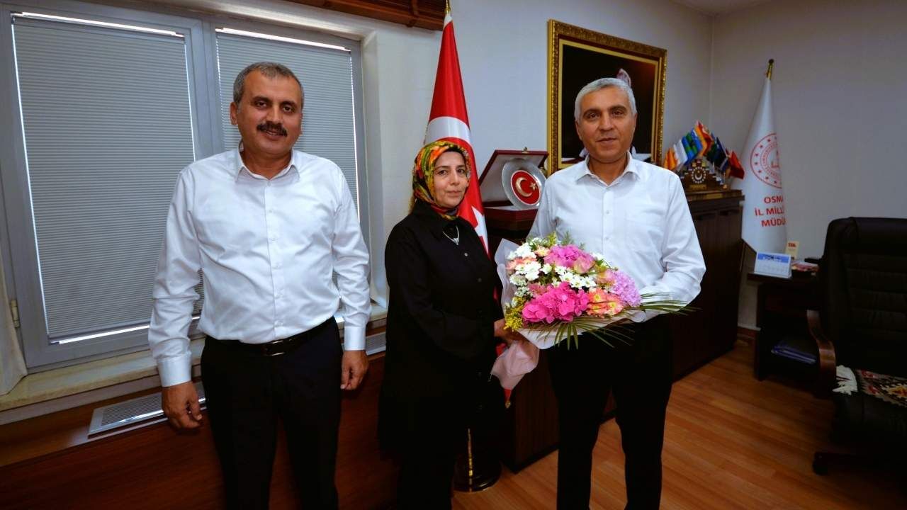 Osmaniye’de Emekliye Ayrılan Derya Kalıpçıoğlu’na Çiçekli Veda (1)